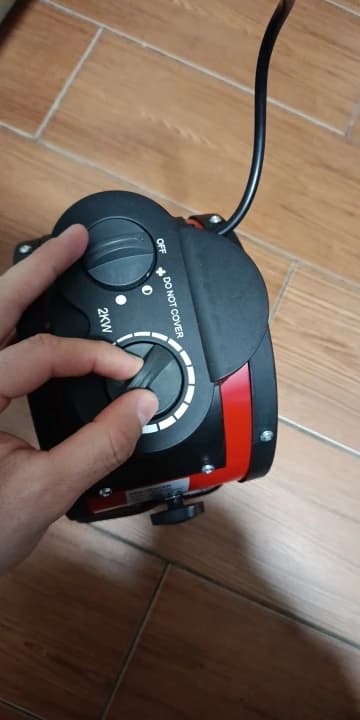 🔥 מפזר חום קרמי נייד 2000W — מחמם חדר שלם תוך שניות, אוויר חם חזק עם תרמוסטט ו-2 דרגות + מצב מאוורר, הגנת התחממות וכיבוי אוטומטי בהפלה (תקע אירופאי 220V · 4.9★ · מעל 1,000 נמכרו · משלוח חינם) - תמונה 2