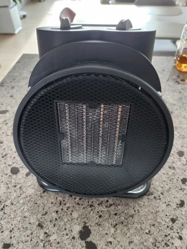 🔥 מפזר חום קרמי נייד 2000W — מחמם חדר שלם תוך שניות, אוויר חם חזק עם תרמוסטט ו-2 דרגות + מצב מאוורר, הגנת התחממות וכיבוי אוטומטי בהפלה (תקע אירופאי 220V · 4.9★ · מעל 1,000 נמכרו · משלוח חינם) - תמונה 3