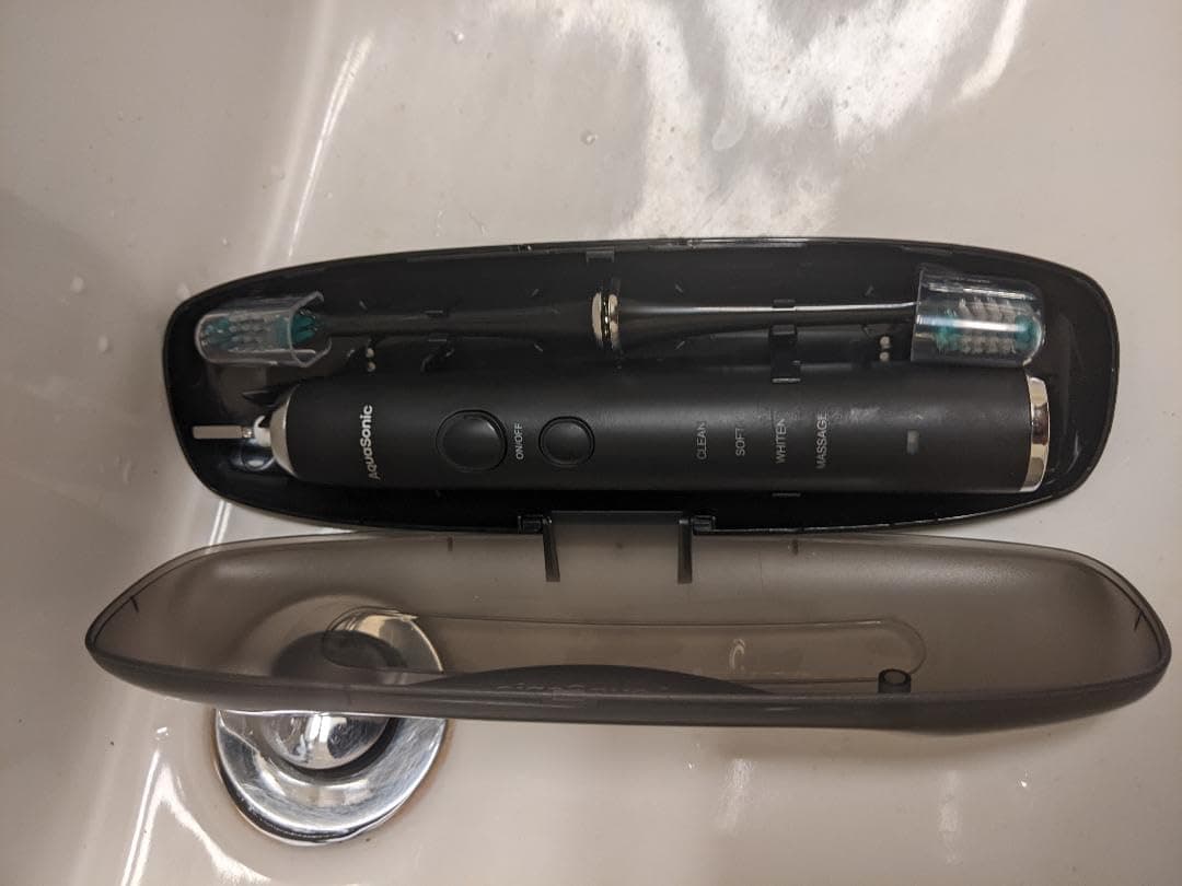 🦷 מברשת שיניים חשמלית AquaSonic Black Series — צחצוח בעוצמת מרפאה עם 8 ראשים ונרתיק (40,000 תנודות/דקה, טעינה אלחוטית, 4 מצבי צחצוח, טיימר חכם, מאושרת ADA, 4.5★ · 137K+ ביקורות) - תמונה 4