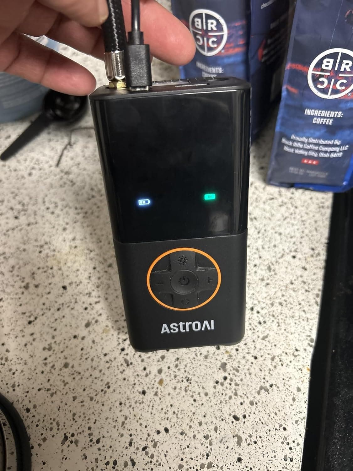 🛞 משאבת אוויר נטענת לרכב AstroAI L7 — ממלאת גלגל לבד ב-90 שניות (150 PSI · סוללה 4000mAh · מסך דיגיטלי · כיבוי אוטומטי) - תמונה 3