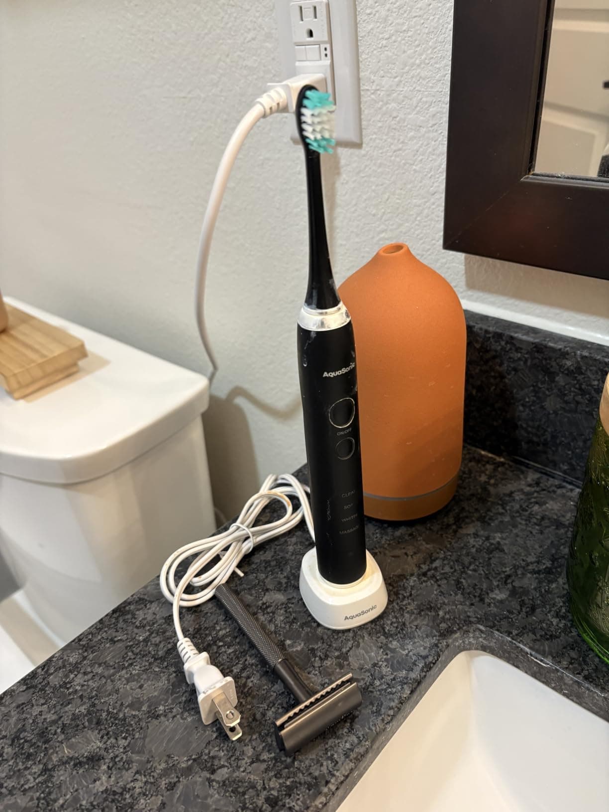 🦷 מברשת שיניים חשמלית AquaSonic Black Series — צחצוח בעוצמת מרפאה עם 8 ראשים ונרתיק (40,000 תנודות/דקה, טעינה אלחוטית, 4 מצבי צחצוח, טיימר חכם, מאושרת ADA, 4.5★ · 137K+ ביקורות) - תמונה 3