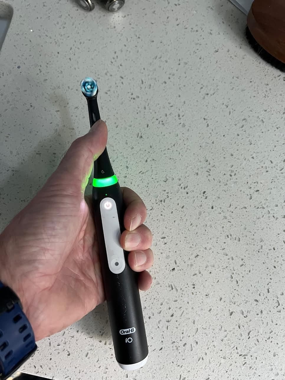 מברשת שיניים חשמלית נטענת Oral-B iO3 — ניקוי מקצועי עם חיישן לחץ חכם 🦷 - תמונה 4