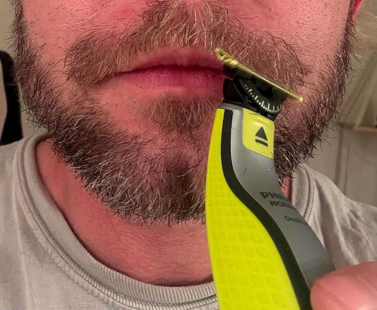 🪒 מכונת גילוח וטרימר פיליפס OneBlade 360 לפנים ולגוף — מגלח, מעצב וגוזם בכלי אחד, להב 360° עמיד במים, נטען ל-60 דקות - תמונה 4